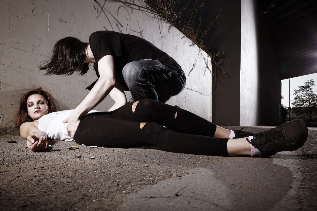 Couple deep in drugs using pervitin directly on street up to prevent overdose